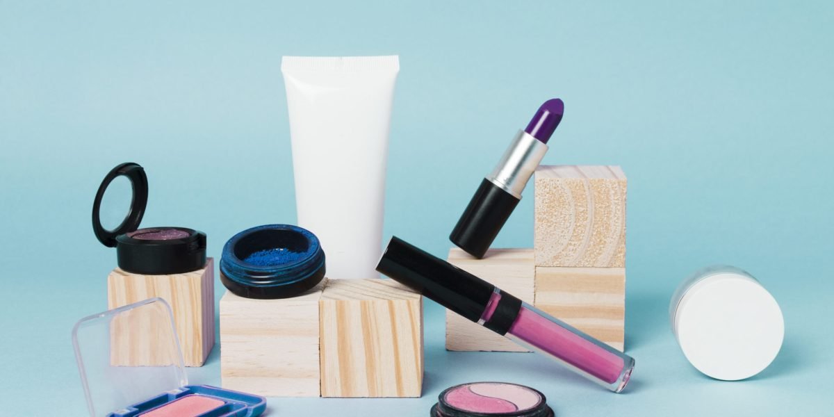 composicao-de-cosmeticos-decorativos-para-mulheres