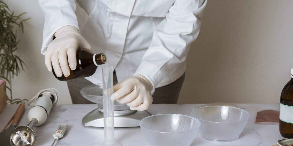 feche-mao-segurando-garrafa