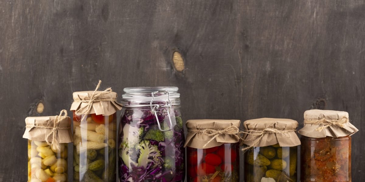 frascos-com-arranjo-de-comida-em-conserva