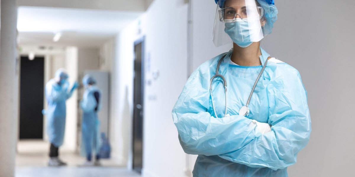 mulher-com-visao-frontal-usando-roupas-de-protecao-no-hospital