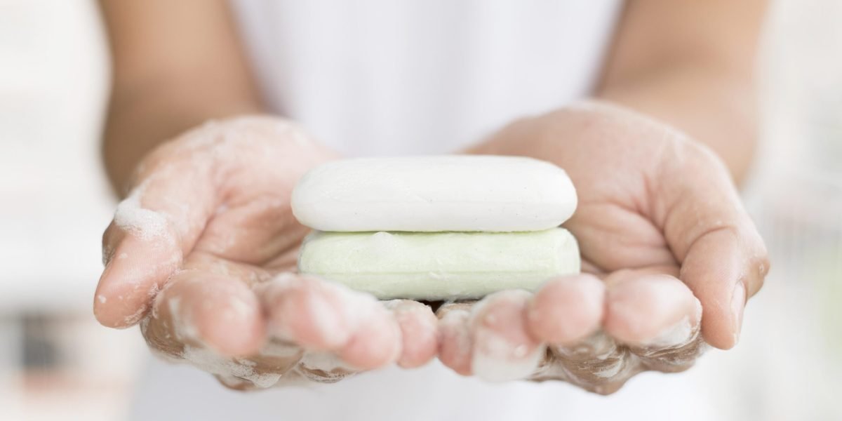 pessoa-lavando-as-maos-com-sabao